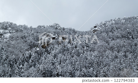 Yamagata: Snow-covered mountain temple 122794383