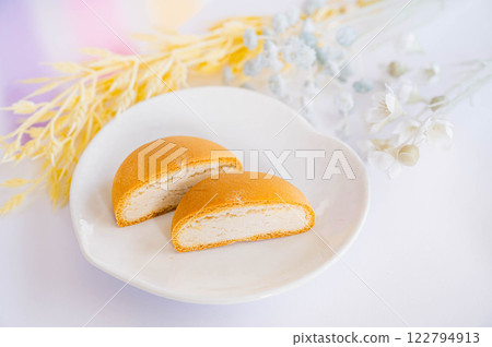 Steamed buns with white bean paste 122794913