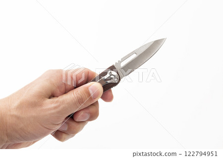 拿著刀的男性手 拿著刀的男性手 122794951