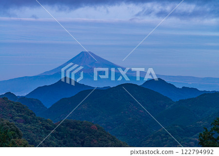 （靜岡縣）伊豆之國市 - 沼津阿爾卑斯山上的富士山開始變色 122794992