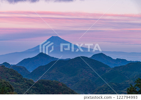 (Shizuoka Prefecture) Izunokuni City - Mt. Fuji seen over the Numazu Alps as the leaves begin to change color (Shizuoka Prefecture) Izunokuni City - Mt. Fuji seen over the Numazu Alps as the leaves begin to change color 122794993