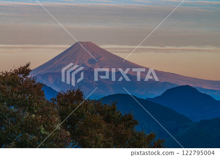 (Shizuoka Prefecture) Izunokuni City - Mt. Fuji seen over the Numazu Alps as the leaves begin to change color 122795004