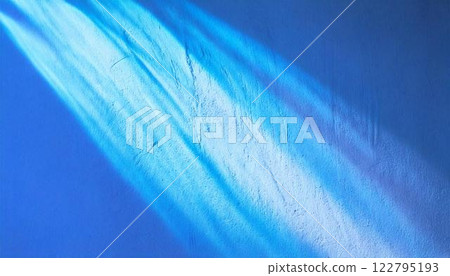 白色牆壁上藍光的感人盛夏圖像。 122795193