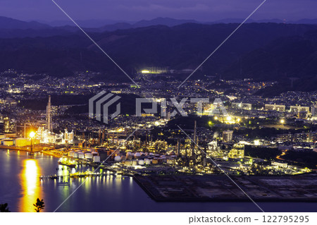 Tokuyama: Night view of the coast of Shunan City, Yamaguchi Prefecture 122795295
