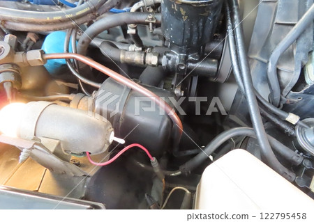正在維修的日本經典汽車的引擎室 122795458