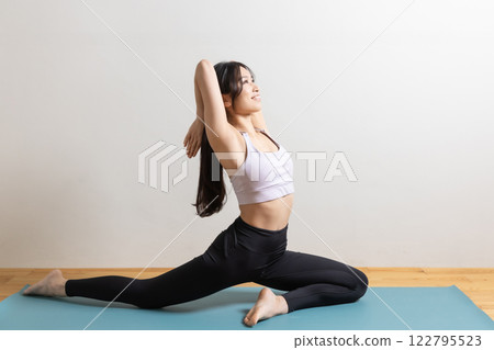 身著運動服的瑜珈健身形象女性 122795523