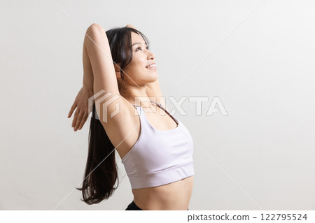 身著運動服的瑜珈健身形象女性 122795524