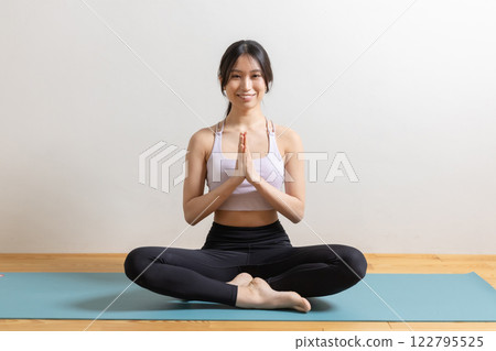 身著運動服的瑜珈健身形象女性 122795525