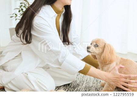 女人在客廳和她的狗玩耍 122795559