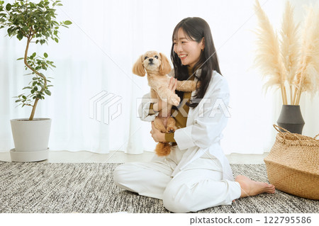 女人在客廳和她的狗玩耍 122795586