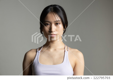 運動服的美麗女人 122795703