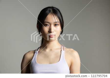 運動服的美麗女人 122795704