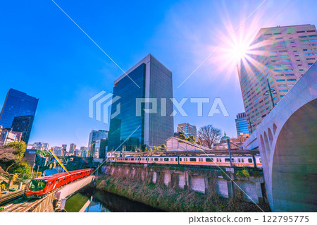 日本東京城市景觀中的第一個 CBTC...可以看到丸之內線 2000 系列列車、御茶水站、聖橋等。新時代的一線希望 122795775