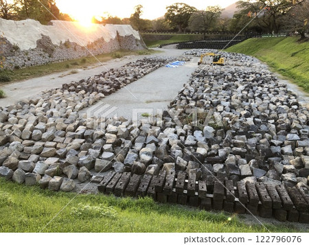 A Japanese landscape with a castle under restoration 122796076