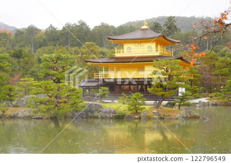 京都金閣寺的秋葉風景 122796549