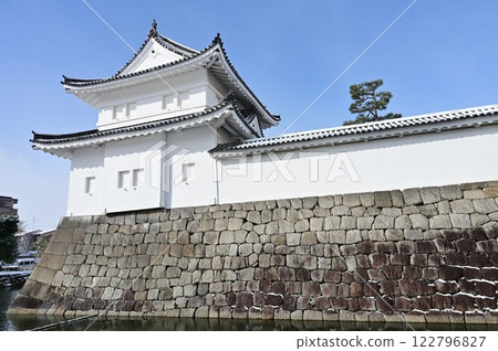 二條城（舊皇居二條城）東南角塔與雪 122796827