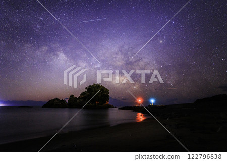 《德島縣大浜海灘》大浜海灘、立島神社鳥居、星空 122796838