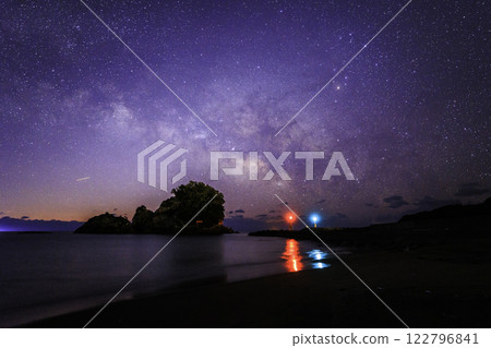《Ohama Beach, Tokushima Prefecture》 Ohama Beach, the torii gate of Tateshima Shrine, and the starry sky 122796841