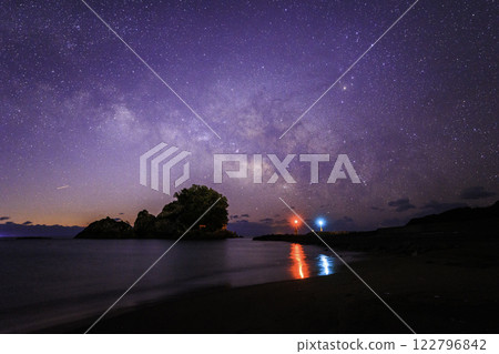 Ohama Beach, Tokushima Prefecture, the torii gate of Tateshima Shrine, and the Milky Way 122796842