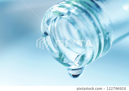 從玻璃瓶中溢出的水滴 從玻璃瓶中溢出的水滴 122796928