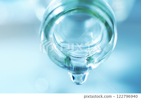 從玻璃瓶中溢出的水滴 122796940