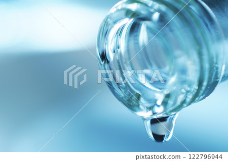 從玻璃瓶中溢出的水滴 122796944