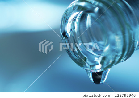 從玻璃瓶中溢出的水滴 從玻璃瓶中溢出的水滴 122796946