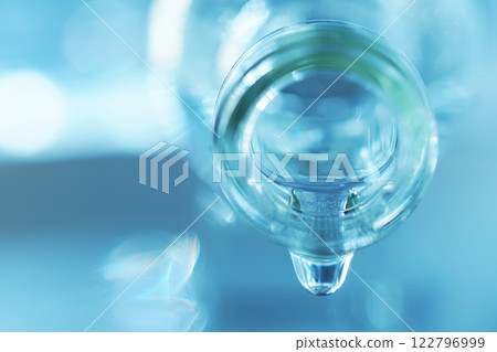 從玻璃瓶中溢出的水滴 122796999