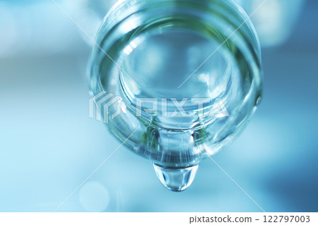 從玻璃瓶中溢出的水滴 從玻璃瓶中溢出的水滴 122797003