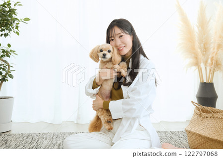 女人在客廳和她的狗玩耍 122797068