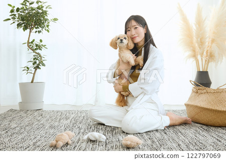 女人在客廳和她的狗玩耍 122797069