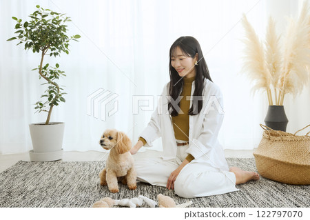 女人在客廳和她的狗玩耍 122797070