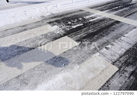 結冰的雪路和行人穿越道 122797090