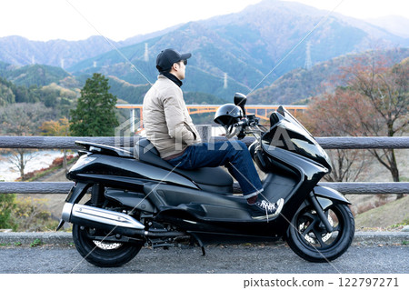 一個騎摩托車的人 一個騎摩托車的人 122797271