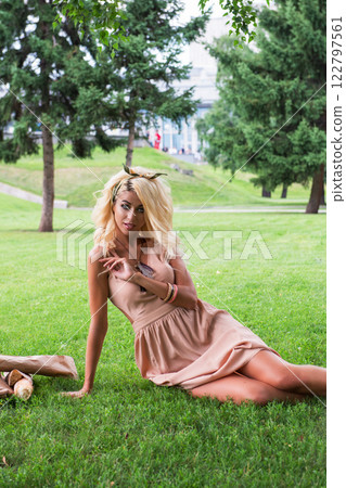 Beauty blonde young woman resting in the park 122797561