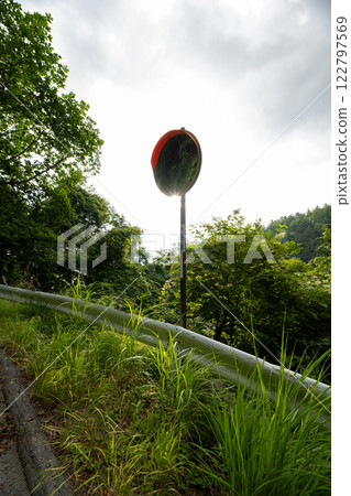 凸面鏡和彎曲的道路 凸面鏡和彎曲的道路 122797569