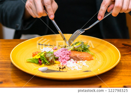 餐桌禮儀 魚類菜餚 122798325