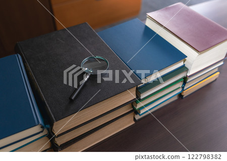 放大鏡和厚書 122798382