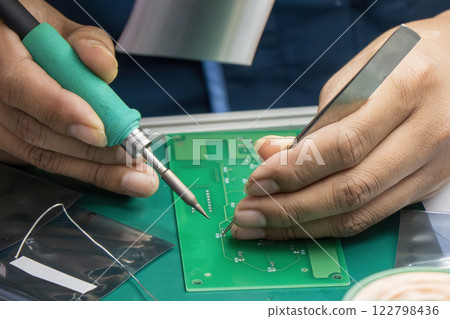 The repair work circuit board by skill operator. 122798436