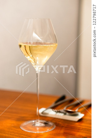 Sparkling wine, fine dining, elegant 122798717