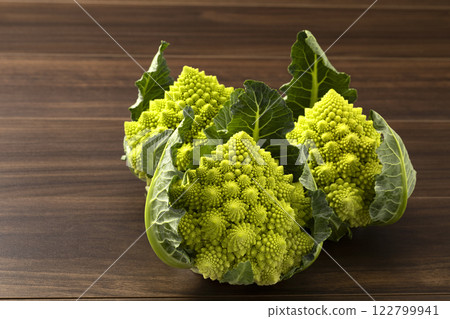 板上的羅馬花椰菜 122799941