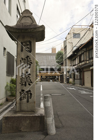 Signpost 3 of Inaba Yakushi (Byodo-ji Temple) at Fumeimon-dori Matsubara 122800378