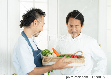 直接向餐廳販售農產品的農民 122801809