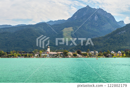 landscape with Lake Wolfgangsee, mountains and the town of Strobl, Austria 122802179