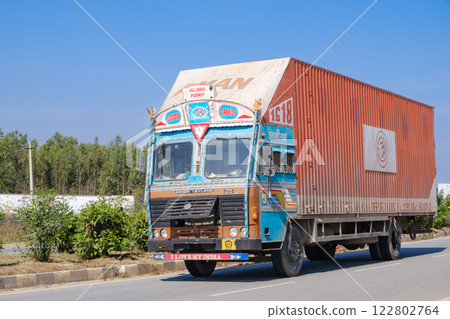 印度_彩色卡車穿城而過 122802764