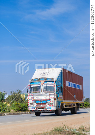 印度_彩色卡車穿城而過 印度_彩色卡車穿城而過 122802774
