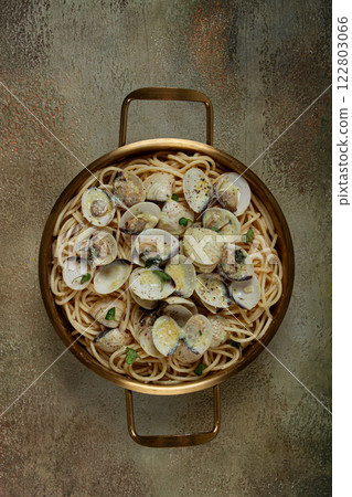 spaghetti with vongole clams, in cream sauce, carbonara, in a brass pan, homemade, top view, no people, 122803066