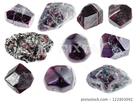 natural specimens of uncut almandine rocks cutout natural specimens of uncut almandine rocks cutout 122803092