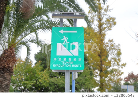 海嘯疏散路線標誌 122803542
