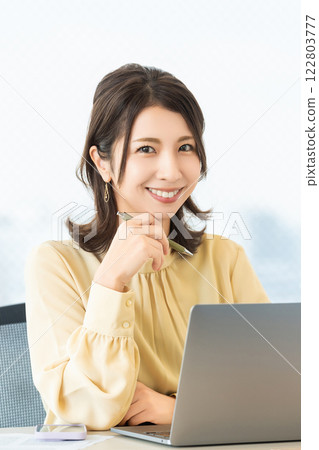 微笑的女人/女商人做文書工作 微笑的女人/女商人做文書工作 122803777